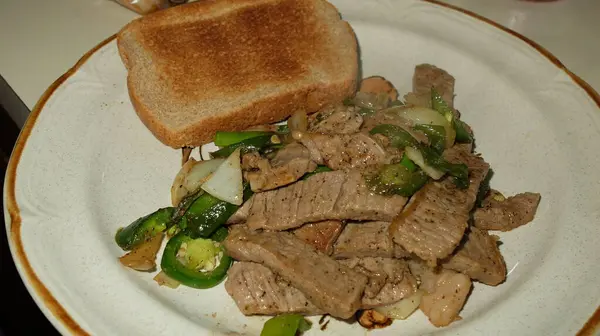 Rindfleisch Und Toast Unter Rühren Braten — Stockfoto