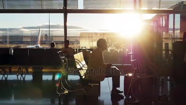 Aeroporto Madrid Silhueta Povo Luz Solar Janela Raios Sol Voo — Vídeo de Stock