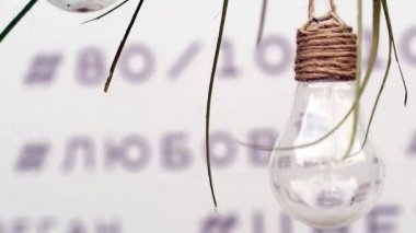 bir ampul bir ip üzerinde bir beyaz arka plan ile mevsimlik Rus kelime asılı duruyor. Aklımıza gelen fikirler sembolü. Yakın çekim