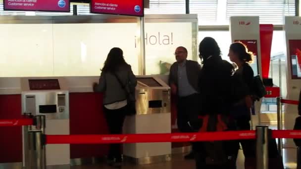 Madrid Spanien September Barajas Flygplats Terminal Gate Iberia Airlines Dolly — Stockvideo