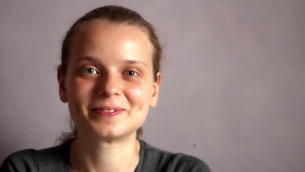 Glückliches Blondes Mädchen Mit Schönem Lächeln Und Grübchen Lacht Porträt — Stockvideo