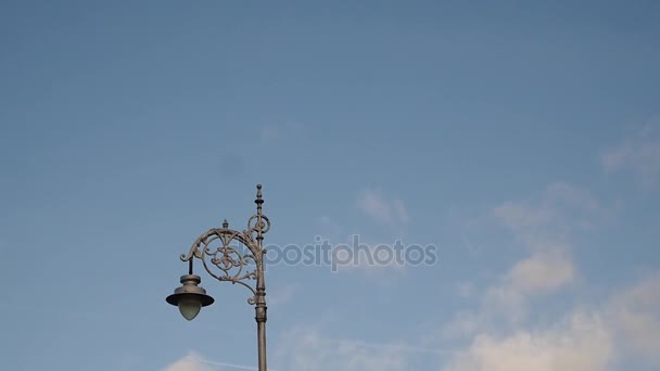 云在风中移动与蓝蓝的天空背景上的格鲁吉亚灯笼。路灯在都柏林，爱尔兰. — 图库视频影像