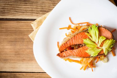 Kızarmış som balığı biftek tabakta sebze ile