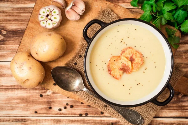 Σούπα κρέμα σπιτικό πατάτας με πατατάκια στο ξύλινο τραπέζι — Φωτογραφία Αρχείου
