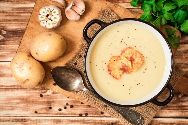 Ev yapımı patates krem çorba, patates cipsi ahşap tablo