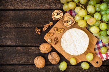 Camembert peyniri ceviz ve ahşap rustik zemin üzerine Yeşil üzüm