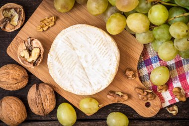 Camembert peyniri ceviz ve ahşap rustik zemin üzerine Yeşil üzüm