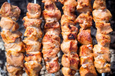 Domuz eti şiş kebap ızgara kavrulmuş şiş üzerinde