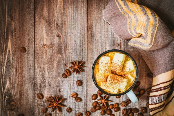 Xícara de café com marshmallow em fundo de madeira rústica — Fotografia de Stock