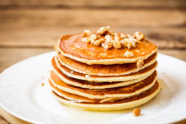 Bal ve rustik ahşap zemin üzerine ceviz ile Pancakes