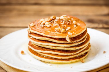 Bal ve rustik ahşap zemin üzerine ceviz ile Pancakes