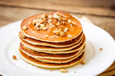 Bal ve rustik ahşap zemin üzerine ceviz ile Pancakes