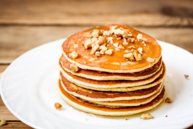 Bal ve rustik ahşap zemin üzerine ceviz ile Pancakes