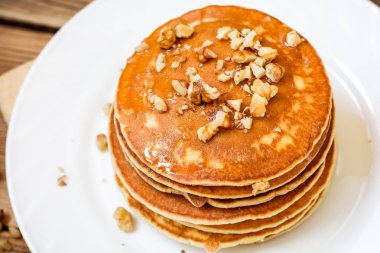 Bal ve rustik ahşap zemin üzerine ceviz ile Pancakes