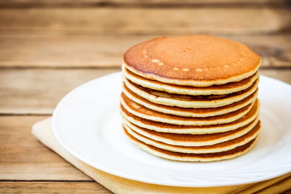 Pannkakor på rustika trä bakgrund — Stockfoto