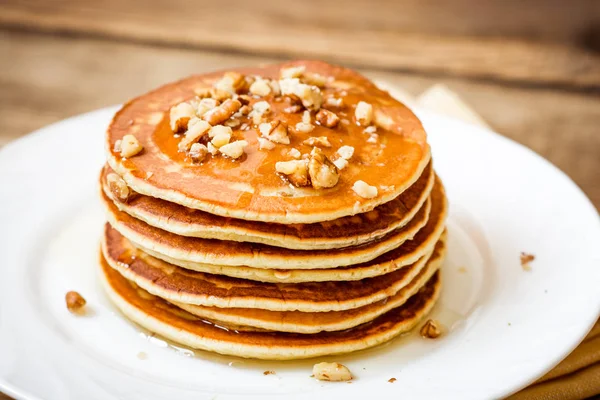Bal ve rustik ahşap zemin üzerine ceviz ile Pancakes