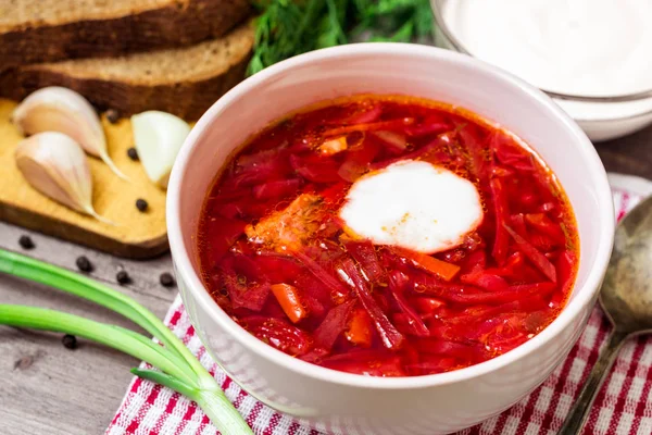 Borsch - geleneksel Rus ahşap arka plan üzerinde seramik kase kırmızı pancar çorbası