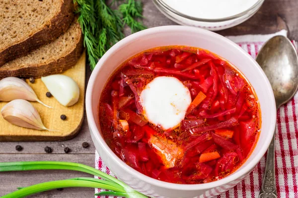 Borsch - geleneksel Rus ahşap arka plan üzerinde seramik kase kırmızı pancar çorbası