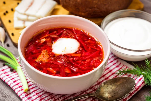 Barszcz - Tradycyjna zupa ukraińskich i rosyjskich z Buraki czerwone ceramiczne miski na podłoże drewniane — Zdjęcie stockowe