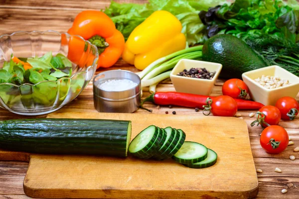 Verduras frescas y especias, ingredientes para cocinar ensalada en mesa de madera — Foto de Stock