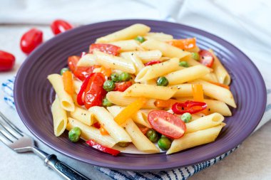 Taş zemin üzerine sebzeli Penne makarna