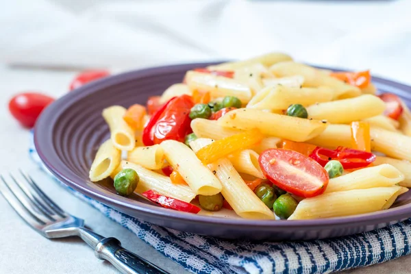 Penne pasta con verduras sobre fondo de piedra — Foto de Stock