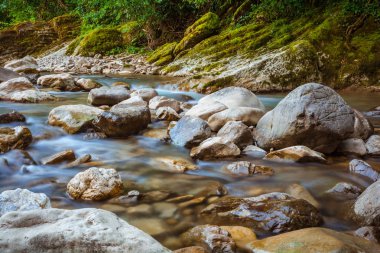 Dağ nehir Khosta, kanyon şeytanın kapısı Kafkas biyosfer rezerv, Sochi, Rusya Federasyonu.