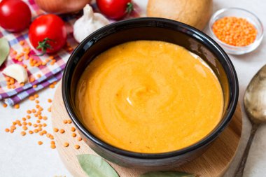 Karanlık seramik kase kırmızı mercimek krem çorbası