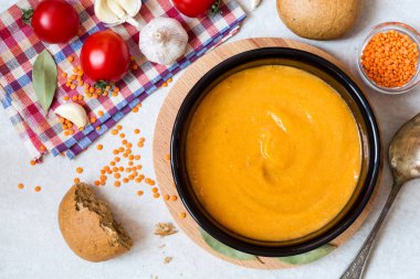 Karanlık seramik kase kırmızı mercimek krem çorbası