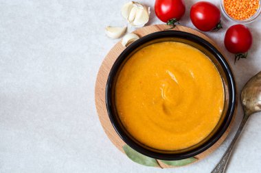 Karanlık seramik kase kırmızı mercimek krem çorbası