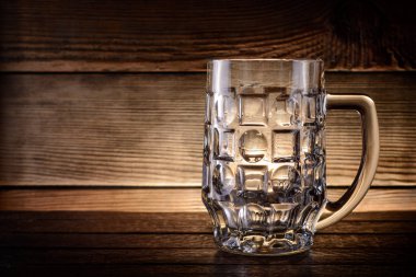 Boş bira bardağı kopya alanı rustik ahşap zemin üzerine.