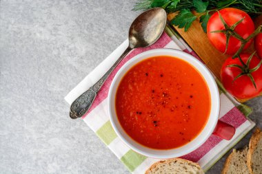Taş zemin üzerine seramik kase domates çorbası.