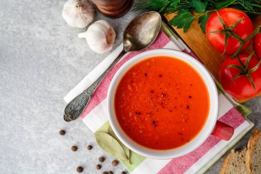 Taş zemin üzerine seramik kase domates çorbası.