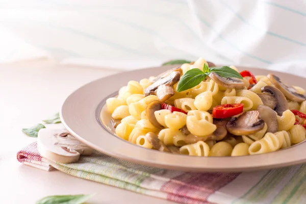 Pasta con champiñones, chile y albahaca . — Foto de Stock