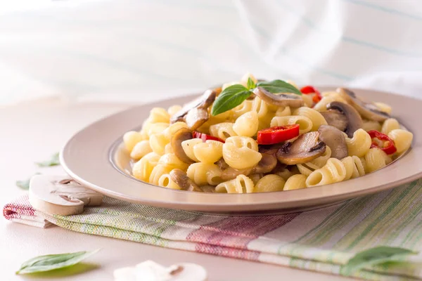 Pasta con champiñones, chile y albahaca . — Foto de Stock