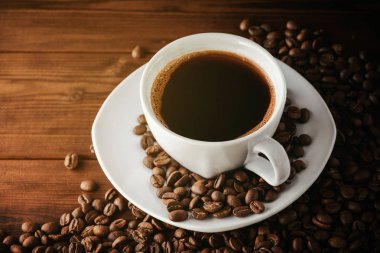 Uçan daire ve ahşap masa fasulye ile kahve fincanı.