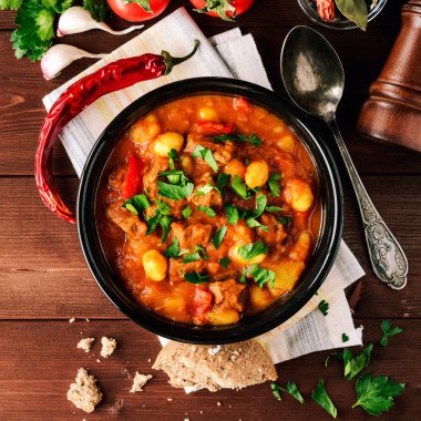 Gulaş ahşap arka plan üzerinde seramik kase. Geleneksel Macar çorbası.