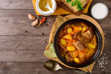 Shchi - ahşap masa üzerinde geleneksel Rus lahana çorbası.