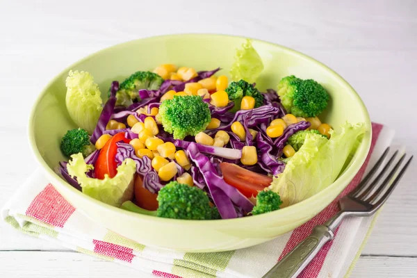 Ensalada de verduras frescas en mesa de madera blanca . — Foto de Stock