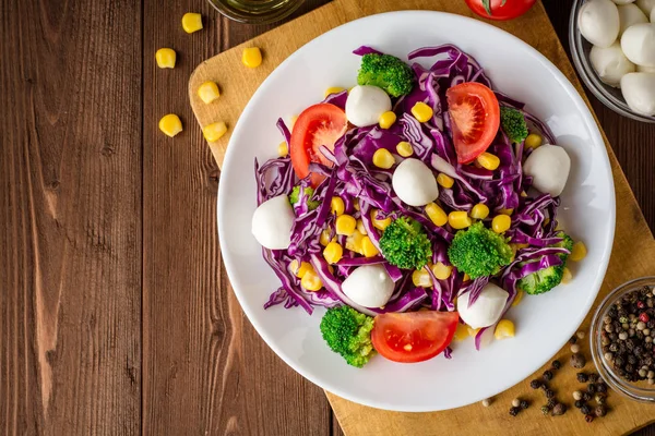 Ensalada de verduras frescas con mozzarella en mesa de madera . — Foto de Stock