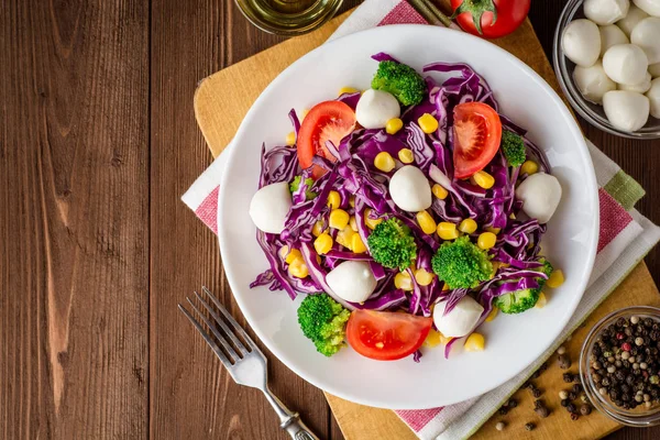 Ensalada de verduras frescas con mozzarella en mesa de madera . — Foto de Stock