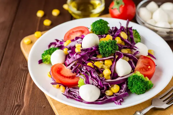 Ensalada de verduras frescas con mozzarella en mesa de madera . — Foto de Stock