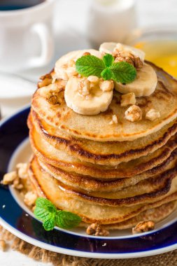 Krep muz, bal, ceviz ve nane plaka ile.