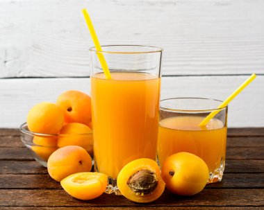 Taze suyu kayısı ve kayısı ahşap tablo.