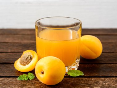 Taze suyu kayısı ve kayısı ahşap tablo.