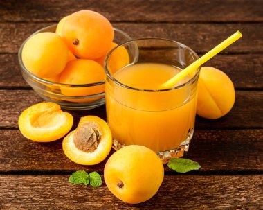 Taze suyu kayısı ve kayısı ahşap tablo.