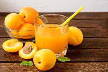 Taze suyu kayısı ve kayısı ahşap tablo.