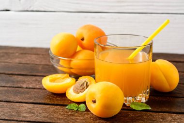 Taze suyu kayısı ve kayısı ahşap tablo.