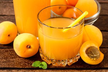 Taze suyu kayısı ve kayısı ahşap tablo.