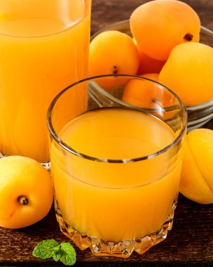 Taze suyu kayısı ve kayısı ahşap tablo.